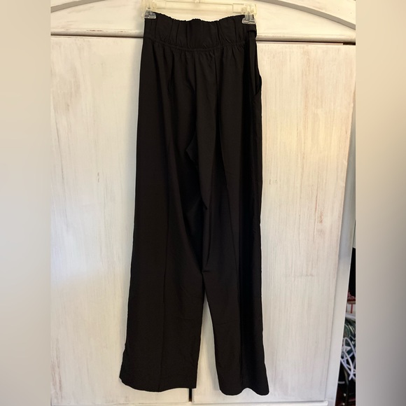 Lululemon Wide Legged Pants Sz 4 Black Side with Pockets - Picture 6 of 9